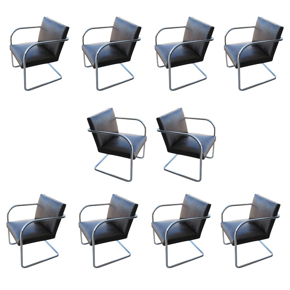 Eine  Brünner Stühle im Stil von Mies van der Rohe, hergestellt von Thonet.  Neu gepolstert mit geprägtem braunem Reptillederimitat. Nahtloser Chromrohrrahmen. 

4 Verfügbar.