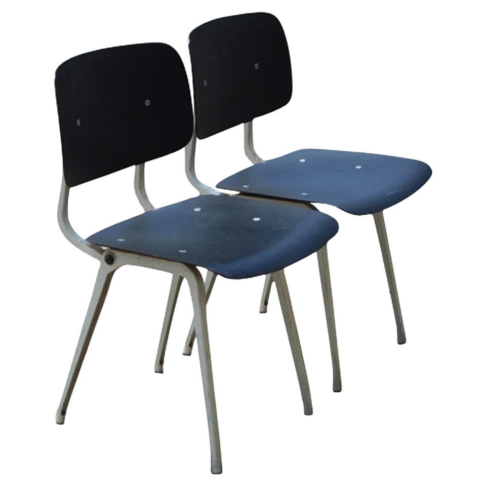 Chaises d'appoint industrielles à la manière de Jean Prouve en vente