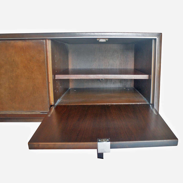 Large Stow Davis Walnut Credenza In Good Condition In Pasadena, TX