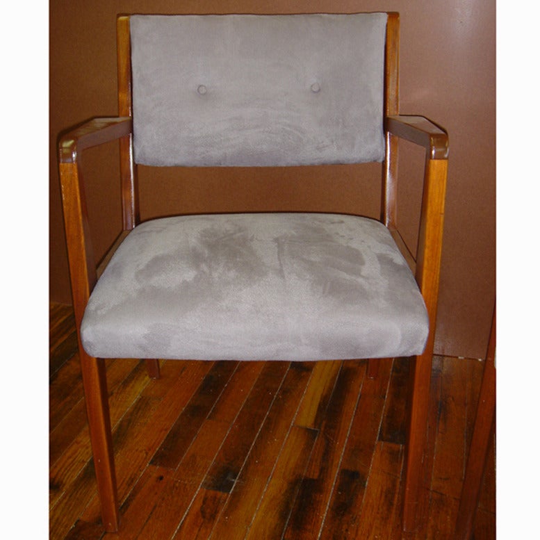 Pair of vintage side armchairs set.
New upholstery in gray microfiber
Tufted back detail
Wood frame and legs.