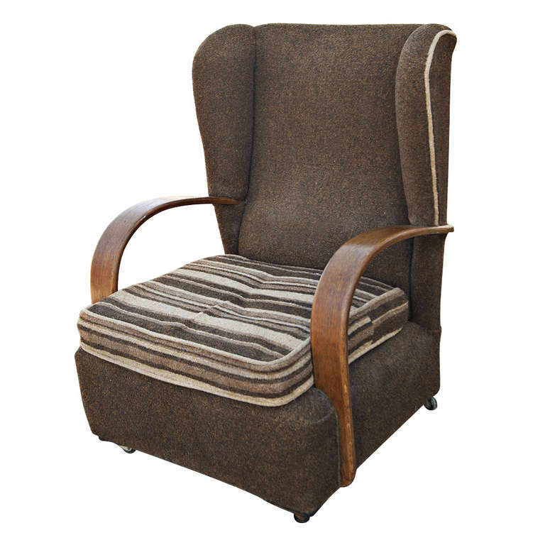 Tradizionali sedie con schienale ad ala su rotelle con bellissimi braccioli curvi in Oak.

 