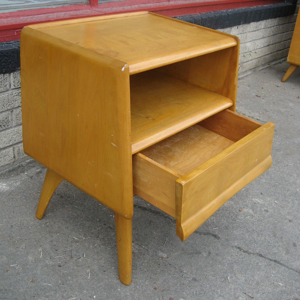 Pair of Heywood Wakefield M578 Trophy Night Stands In Good Condition In Pasadena, TX