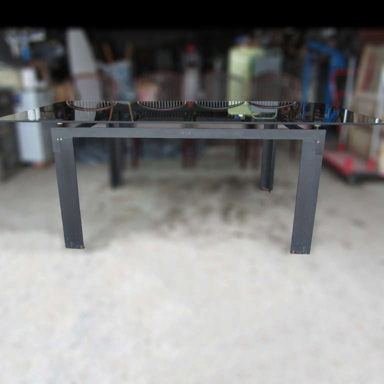 A vintage Bissanti L3 table from Goppion Furniture designed by Tobia and Afra Scarpa in 1981. This elegant table comes from an Italian company based in Milan that specializes in manufacturing display cases for museums. The table is made of