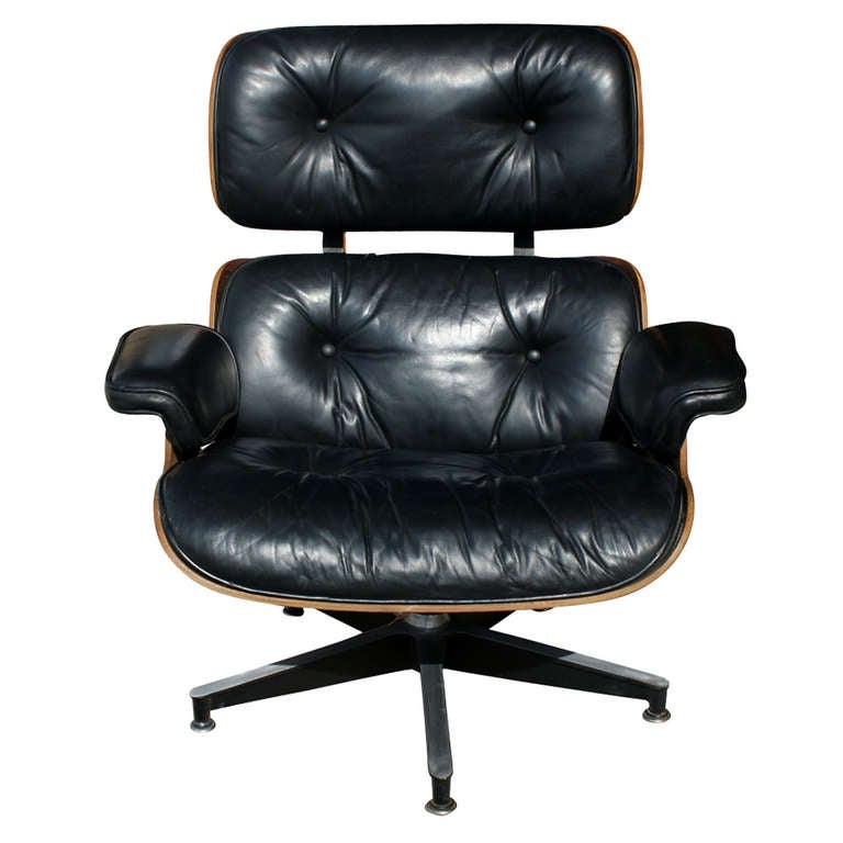 Lounge with tufted black leather, rosewood molded wood shell,
5-star black & polished aluminum base & back braces. Very nice vintage example of this chair with matching ottoman from the 1960's.