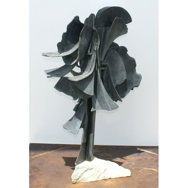 Eine abstrakte Skulptur des bekannten amerikanischen Künstlers Edmond Casarella (1920-1996). Ein kompliziertes Design aus Bronzeguss auf einem Sockel aus Naturstein.