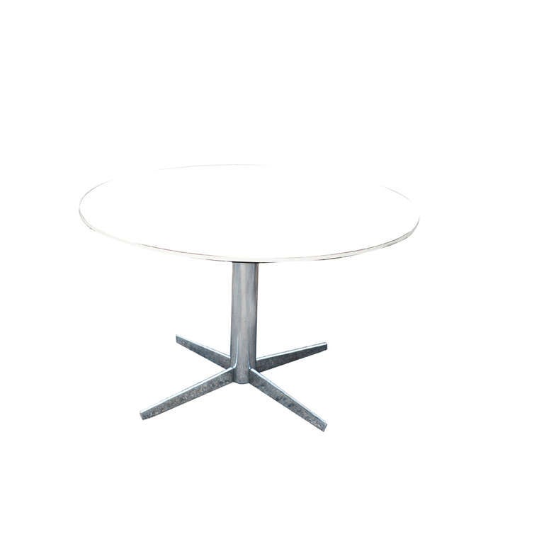 Mid-Century Modern Table Dinette vintage sur une base chromée en vente