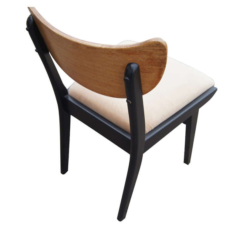 Set di 4 sedie da pranzo d'epoca della metà del secolo scorso

Curve classiche

Telaio nero ebanizzato