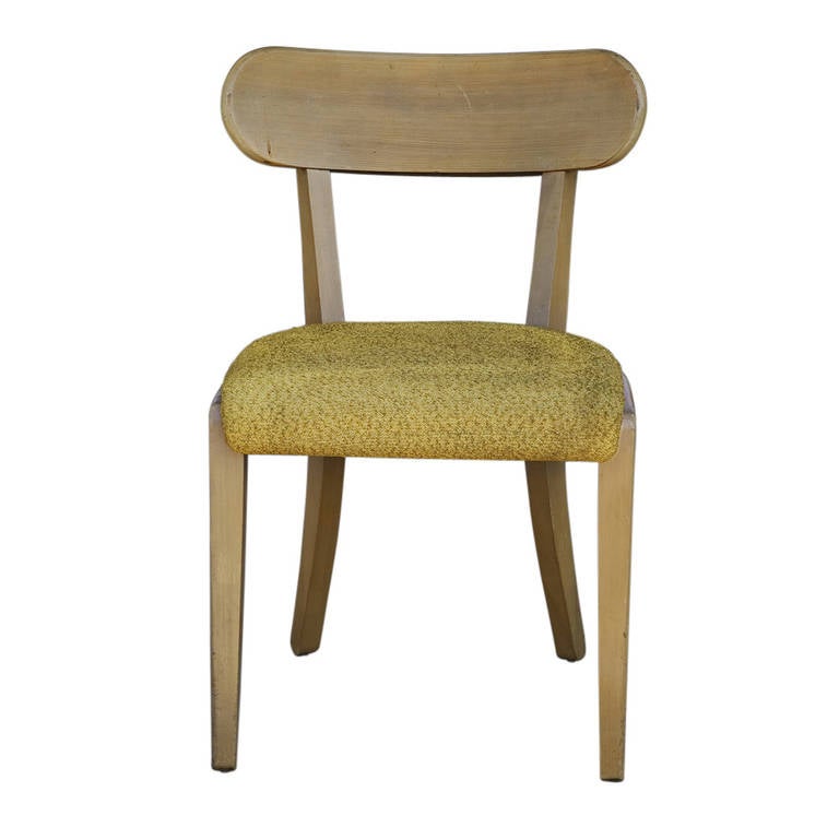 Edward Wormley entwarf 1947 die Precedent Side Chairs Serie 239-4 im neoklassischen Stil. 
Satz von 4 Stühlen, Massivholzkonstruktion, naturbelassen. 
 
8 verfügbar


