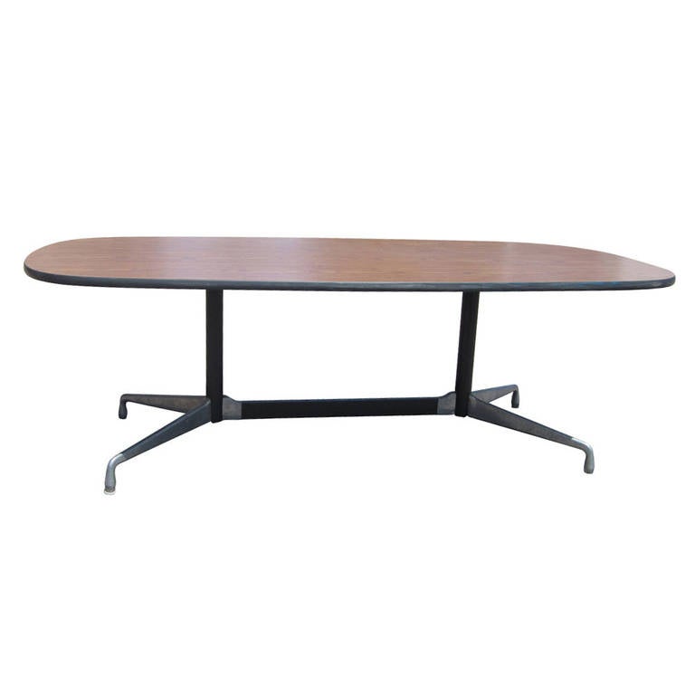 This table has a laminate top, resting on the standard Eames segmented aluminum base with glides. It can serve as a suitable dining table in modern living spaces or conference table in an office.