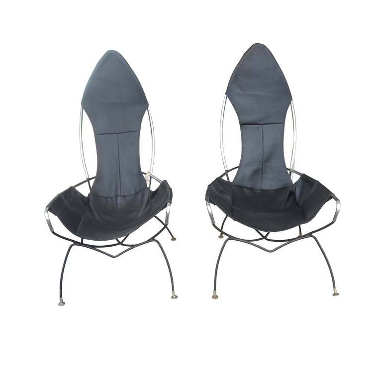Une paire de chaises sculpturales vintage Tony Paul Sling Chairs avec sièges et dossiers en cuir noir renforcé et un cadre chromé.