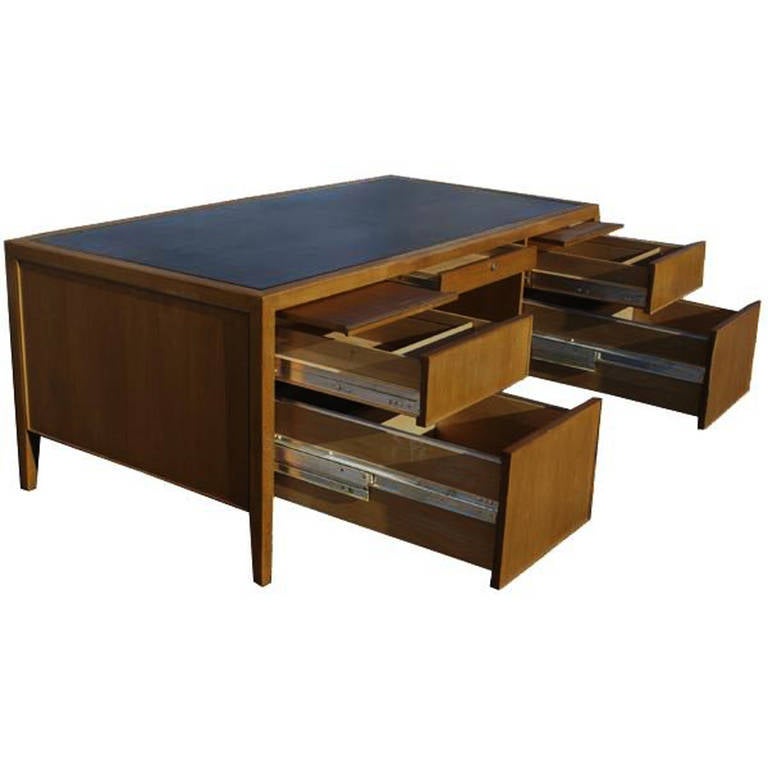 Vintage Stow Davis Chrome Trim Leather Top Desk In Excellent Condition In Pasadena, TX