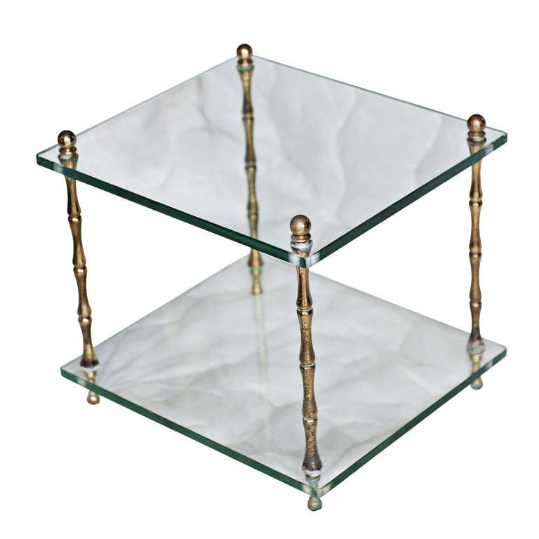 Paar von  Baker Glas und Messing Faux Bamboo Beistelltische (Moderne der Mitte des Jahrhunderts) im Angebot