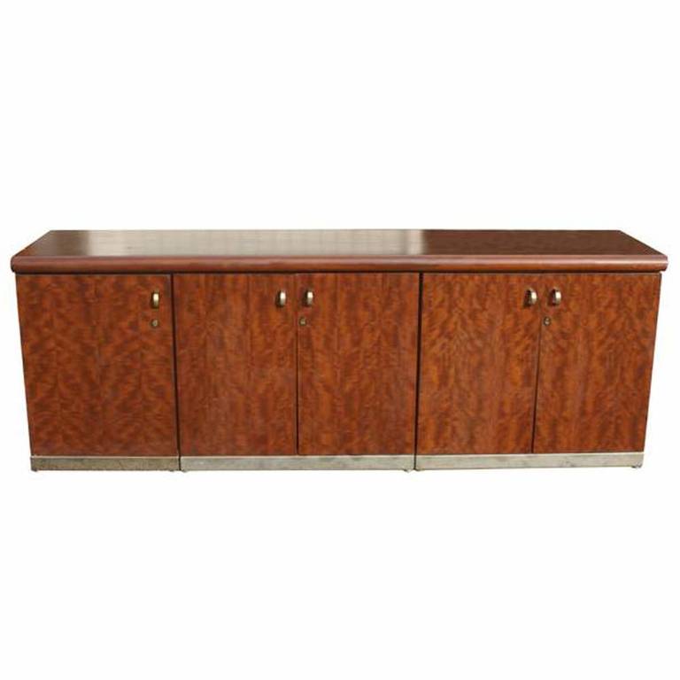 Vintage Brass and Burl Credenza Breakfront Cabinet In Good Condition For Sale In Pasadena, TX