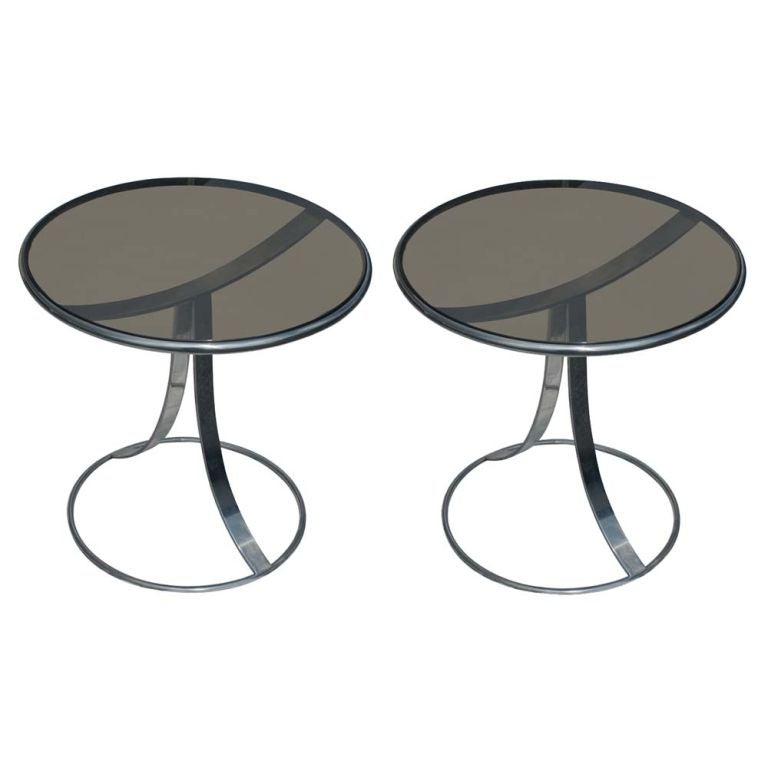Paire de tables d'appoint modernes du milieu du siècle, conçues par Gardner Leaver et fabriquées par Steelcase.  Acier inoxydable avec plateau en verre fumé.  Nous avons également une table basse assortie disponible sur 1stdibs comme le montre la