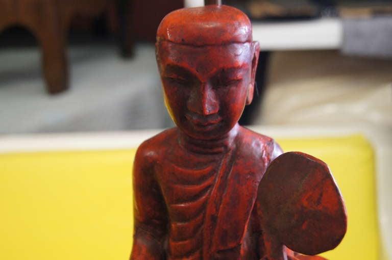 Asiatico Lampada orientale d'epoca con Buddha intagliato a mano in vendita