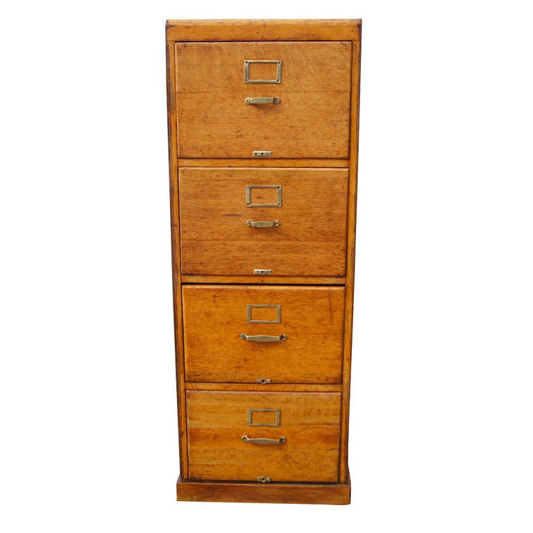 Beautiful and solid wood file cabinet. 
Original and good condition.