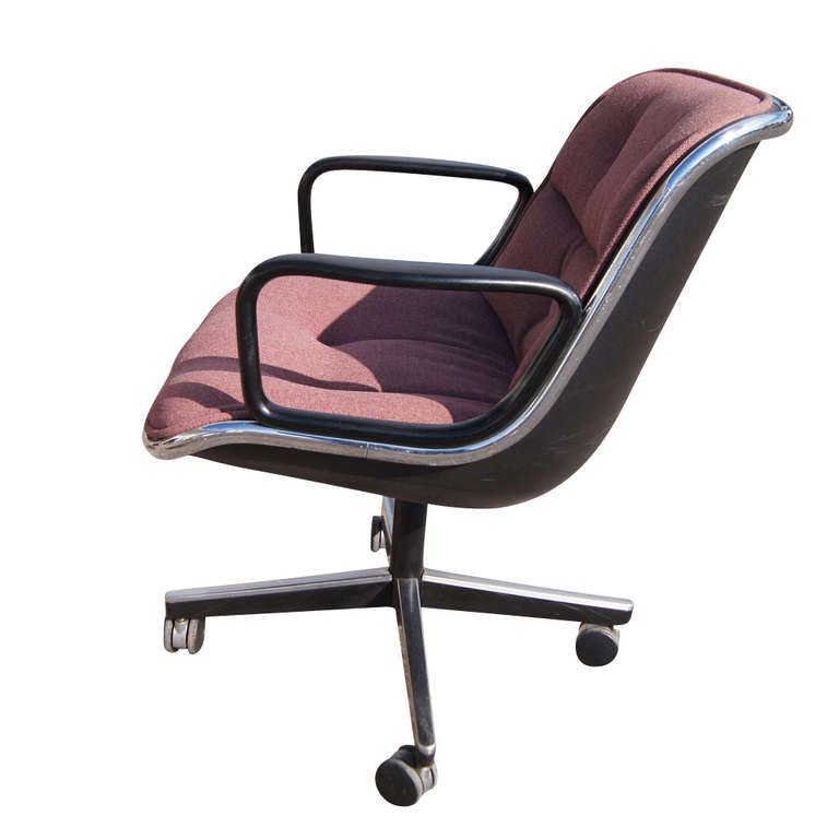 Executive office desk chair designed by Charles Pollack for Knoll. Upholstered in Knoll fabric. The chair swivels, tilts, and is height adjustable, 31
