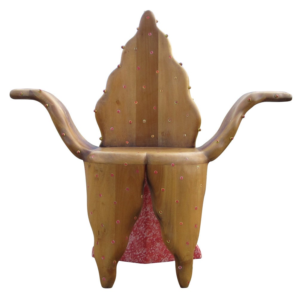 Dieses faszinierende Möbelstück lehnt sich in Form, Farbe und Struktur stark an das Meer an: Sitz, Armlehne und Rückenlehne sehen aus wie Seesterne, und der rot-weiße Sockel ist einer Koralle nachempfunden. Bunte Einkerbungen und Dübel zieren den