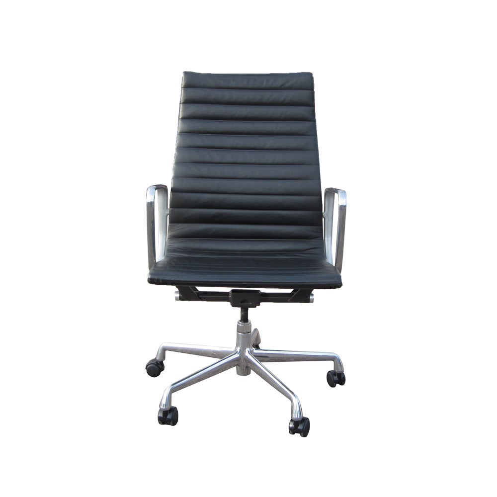Late 20th Century Set of Ten Vintage Herman Miller Aluminum Group Executive Chairs Black Leather