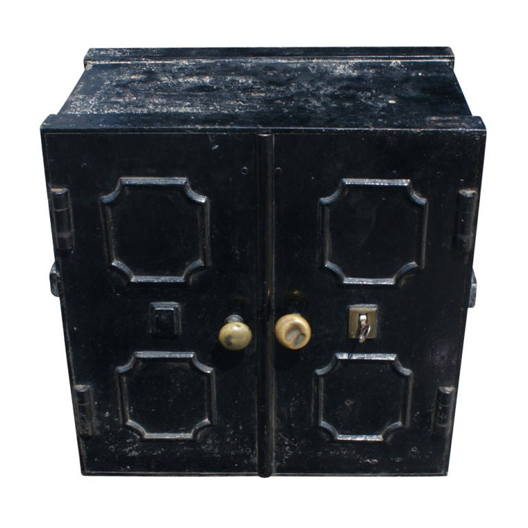 Coffre-fort en fer d'Angleterre fabriqué dans la seconde moitié du XIXe siècle par Chubb & Son.  Portes à double verrouillage dissimulant des étagères et deux tiroirs.  La clé d'origine est incluse.