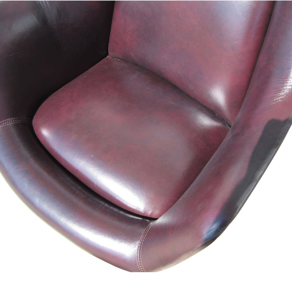 A vintage Pearson executive swivel chair. Pearson's most successful design, functional and artistic. Upholstered in burgundy drape fine leather.
Four-star base with casters, circa 1974.