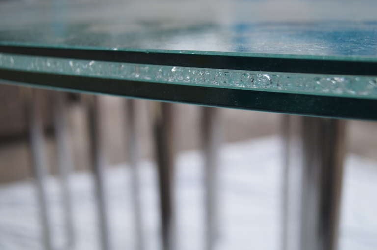 Table de salle à manger ovale en verre craquelé moderne du milieu du siècle:: avec un plateau en verre épais à trois couches - une couche craquelée entre deux couches transparentes - pour créer de magnifiques effets. 
les 14 pieds fins:: élégants et