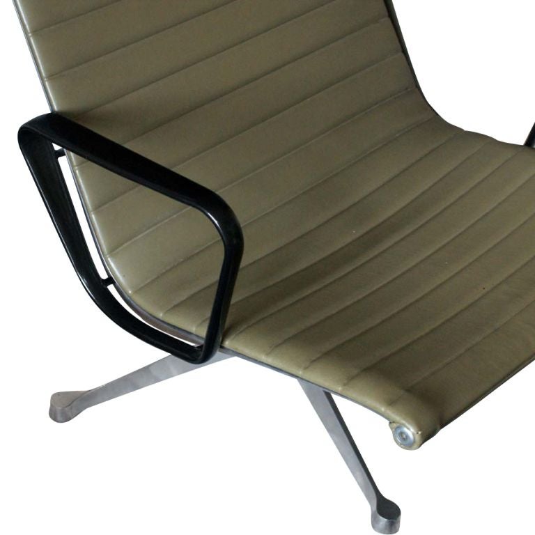 Eames For Herman Miller Aluminum Group Lounge Chair & Ottoman In Good Condition In Pasadena, TX