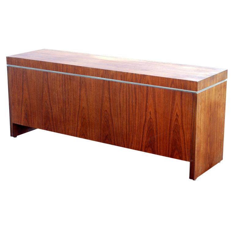 Una credenza a ginocchio moderna di metà secolo realizzata da Helikon.  Palissandro con dettagli decorativi cromati.  Quattro cassetti portaoggetti e un cassetto portadocumenti.