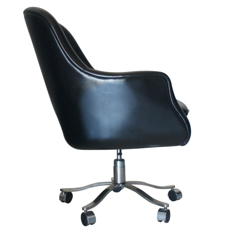 Une chaise seau vintage conçue par Nicos Zographos et fabriquée par Zographos. Dossier haut en cuir Zographos noir avec bases inclinables et pivotantes à cinq branches en acier inoxydable.  