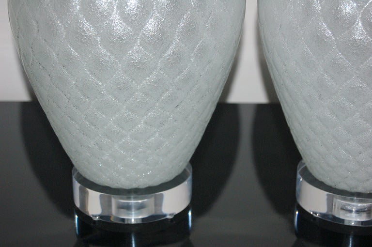 Lucite Galliano Ferro - White Pulegoso Murano Lamps in Net Pattern For Sale