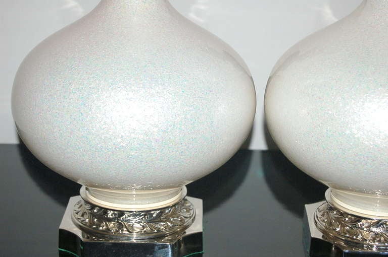 Pair of Vintage Murano Lamps in Dazzling Winter White In Excellent Condition For Sale In Little Rock, AR