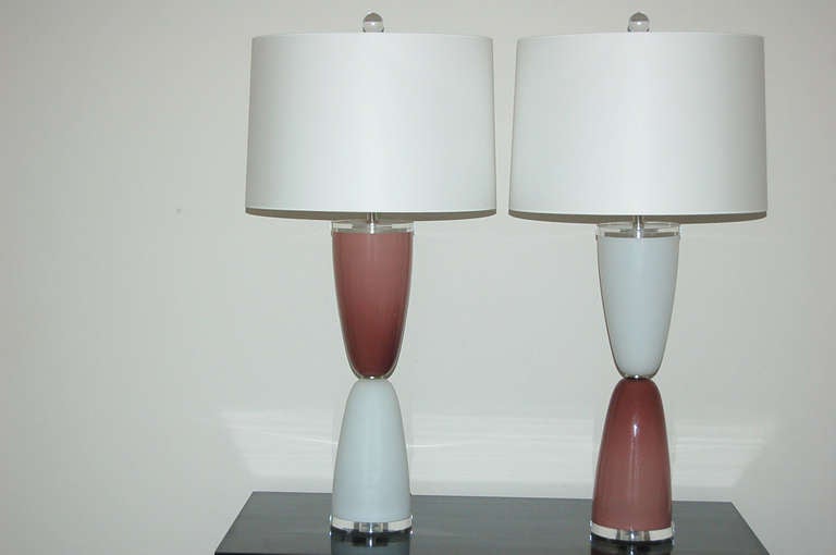 Harken back to the 1960s with this extra cool pair of parabolic lamps in plum and white. Vintage Murano lamps sandwiched between discs of Lucite - simple and fun!

The lamps measure 25 inches from tabletop to socket top. As shown, the top of shade