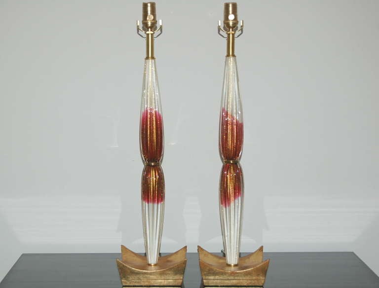 Hollywood Regency Vintage Pair of Cranberry and Cream Murano Teardrop Lamps on Gold For Sale
