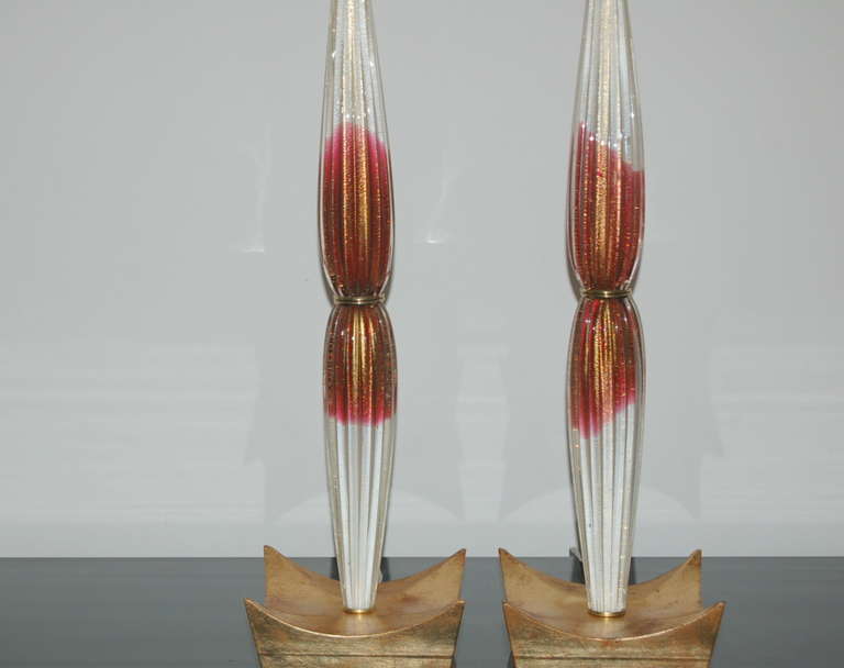 Italian Vintage Pair of Cranberry and Cream Murano Teardrop Lamps on Gold For Sale