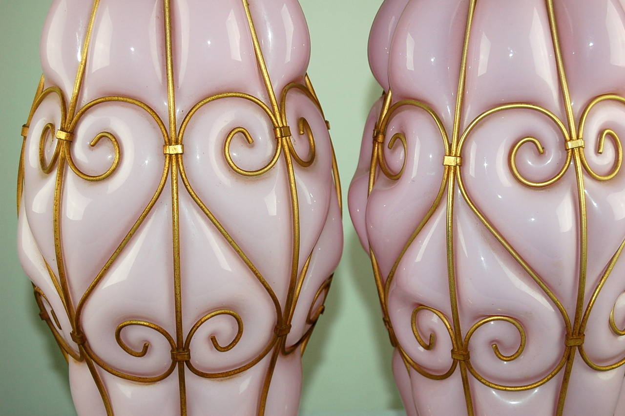 Brushed Pair of Vintage Brass Encapsulated Murano Glass Lamps in Pink by Marbro For Sale