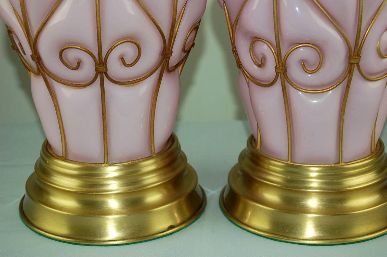 Pair of Vintage Brass Encapsulated Murano Glass Lamps in Pink by Marbro In Excellent Condition For Sale In Little Rock, AR