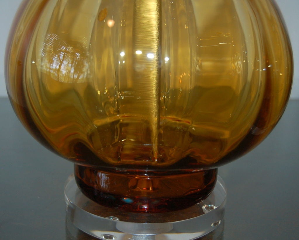 Matched Pair of Golden Honey Vintage Murano Lamps In Excellent Condition For Sale In Little Rock, AR