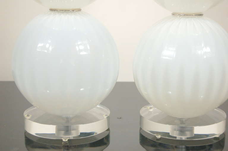 White Opaline Three-Ball Glass Lamps by Joe Cariati In Excellent Condition For Sale In Little Rock, AR