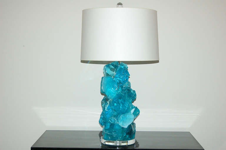 These beautiful cluster lamps in SWIMMING POOL are made of 100% recycled glass. Gorgeous eco-friendly art pieces that really light up a room - how cool is that? They are designed by Swank Lighting.

The lamps are based on Lucite bases and built