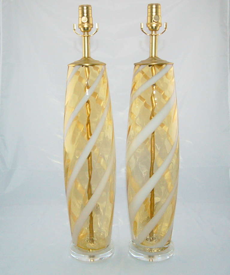 Mid-Century Modern Pair of Vintage Murano Glass Lamps in Lemon Honey with Ribbon Swirl For Sale