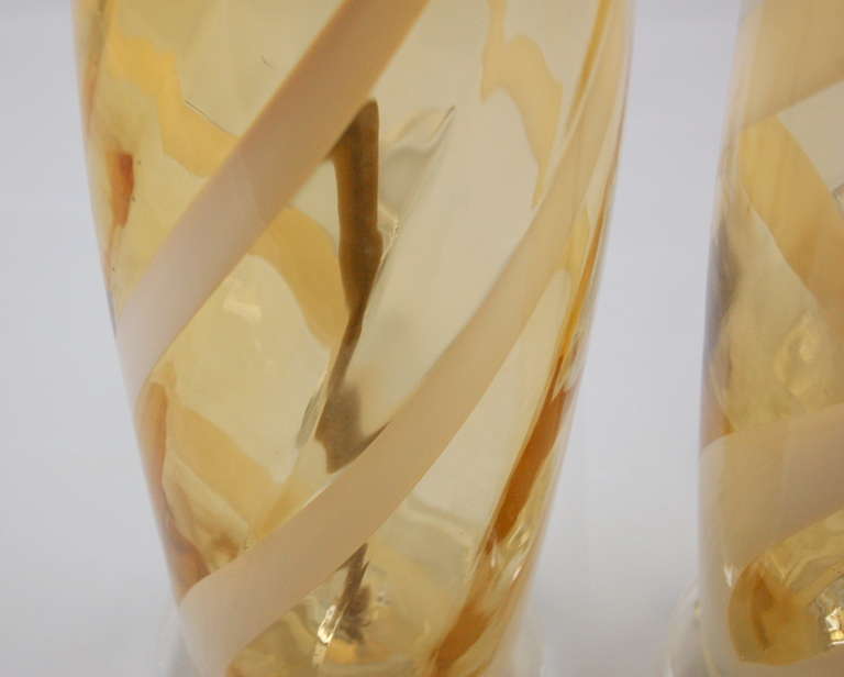 Brass Pair of Vintage Murano Glass Lamps in Lemon Honey with Ribbon Swirl For Sale