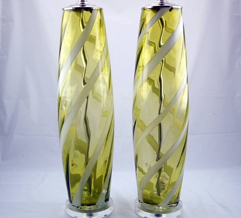Mid-Century Modern Pair of Vintage Murano Glass Lamps in Chartreuse with Ribbon Swirl For Sale