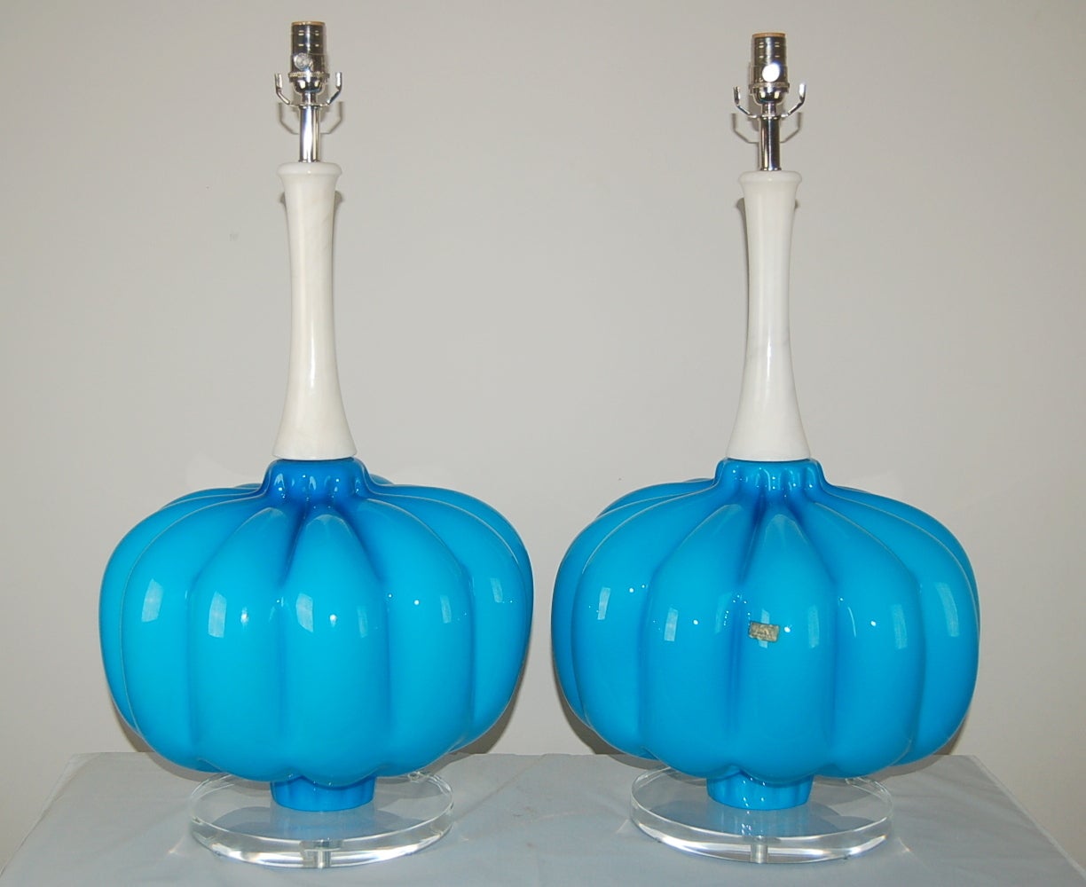 Matched pair of huge vintage Murano table lamps. A perfect example of over-the-top fifties Italian style mounted on huge Lucite platters. The CERULEAN BLUE 'Pomodoro' bodies are topped with their original turned Italian alabaster necks. 

They stand