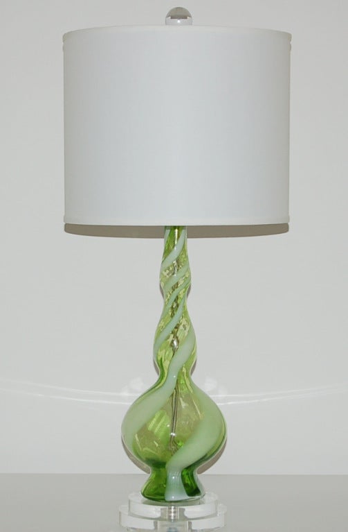 Pair of Vintage Italian Lamps in Apple Green with White Ribbon In Excellent Condition In Little Rock, AR