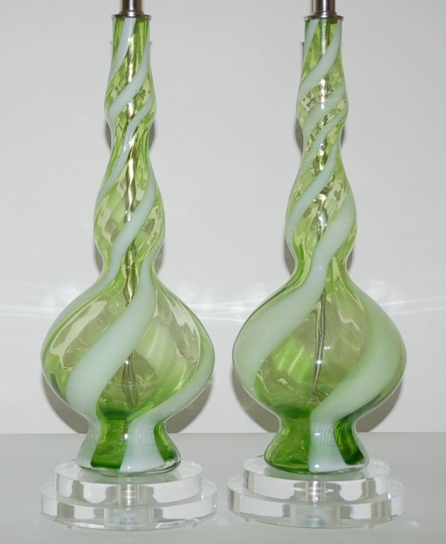 20th Century Pair of Vintage Italian Lamps in Apple Green with White Ribbon