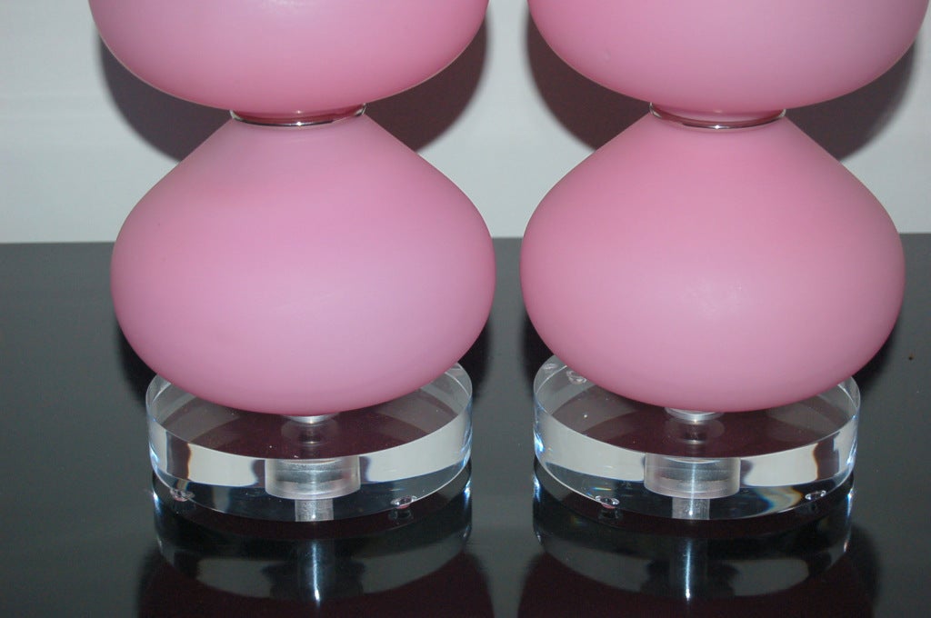 Pair of Vintage Murano Lamps in Pink Satin Glass on Lucite In Excellent Condition For Sale In Little Rock, AR
