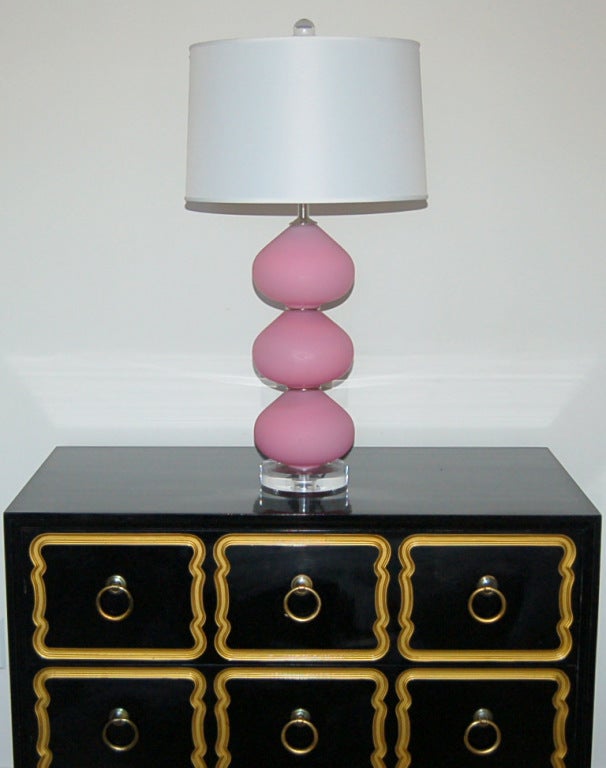 Pair of Vintage Murano Lamps in Pink Satin Glass on Lucite For Sale 1
