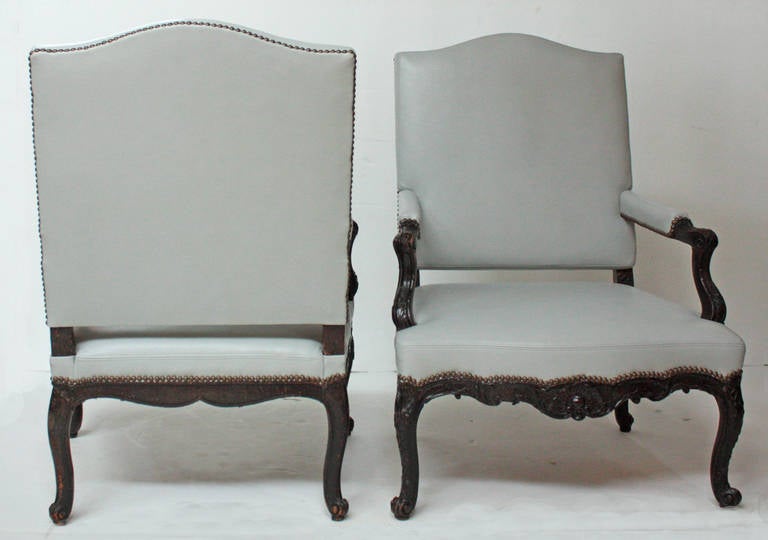 Régence Large Pair of Early 18th Century Regence Armchairs