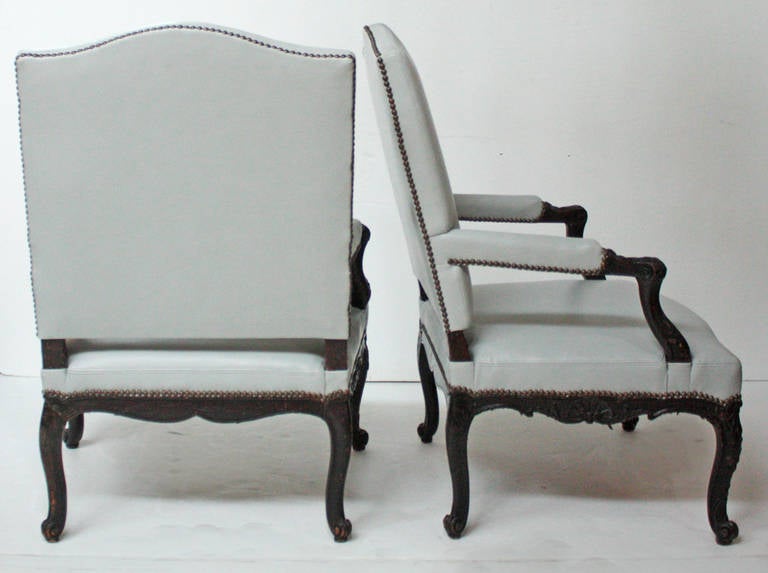 French Large Pair of Early 18th Century Regence Armchairs