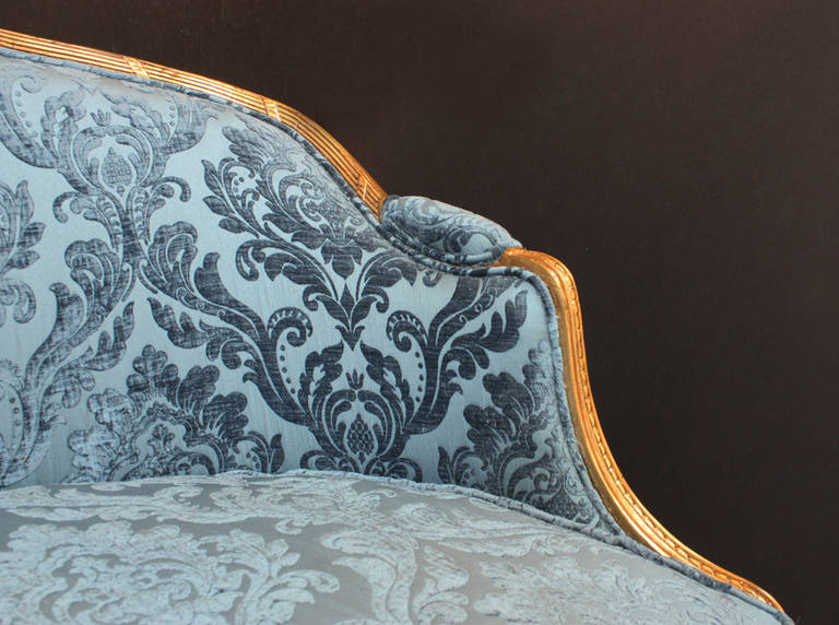 Adam Period Sofa with Carved Giltwood Frame and Blue Velvet Upholstery In Good Condition In Dallas, TX